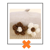 Kinder baret zand met bloemen